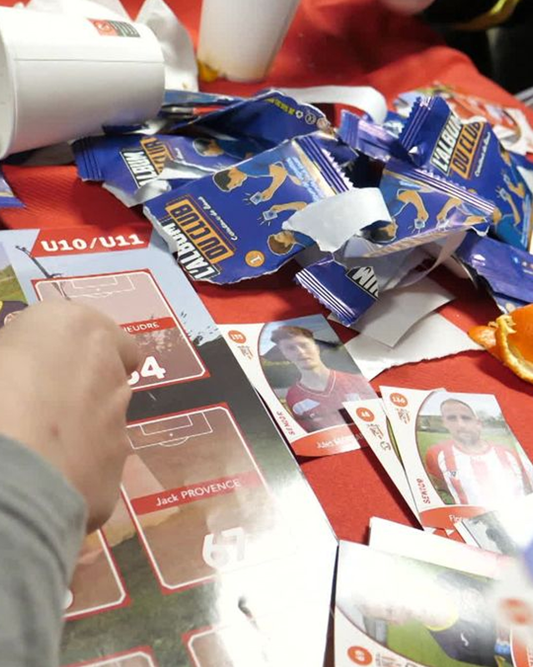 Album vignettes à Ambert : plus de 5 000 paquets vendus, le carton inattendu d'un club de foot du Puy-de-Dôme