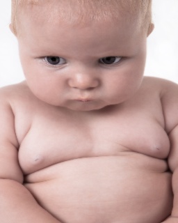 👶 Bébé boude : mais pourquoi l’Auvergne fait moins de gosses ?