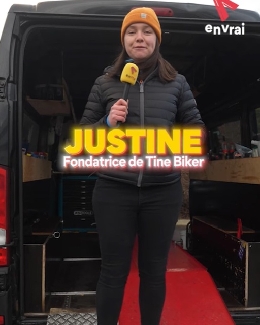 Elle a transformé un camion en garage moto & scooter mobile !