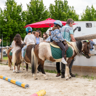 Approche du Poney à pied ouvert au grand public 