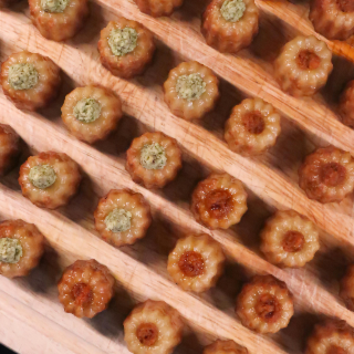 Canelé à l’ail des ours et poivrons