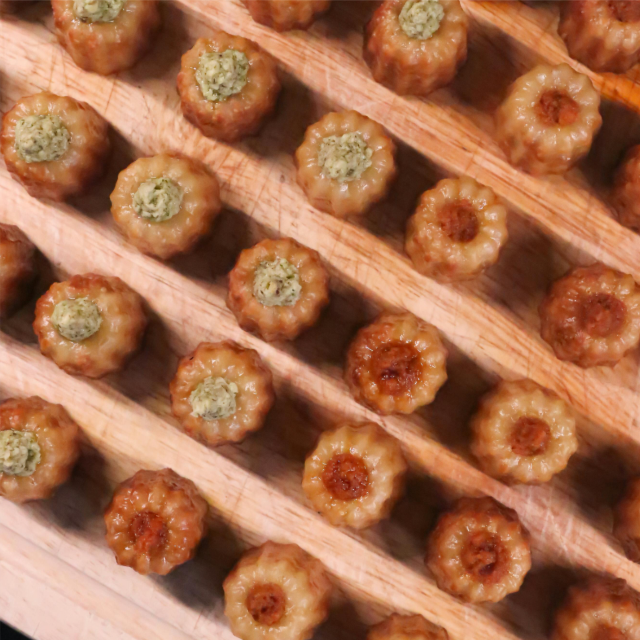 Canelé à l’ail des ours et poivrons