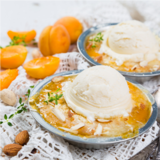 Abricots caramélisés, crème légère parfumée à l’amande et crumble