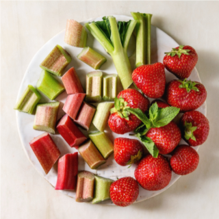 Les fraises et la rhubarbe dans une déclinaison rafraichissante