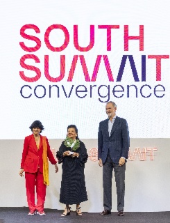 His Majesty King Felipe VI awards the Summit Southern Leadership Award to Luiza Helena Trajano, one of Latin America's most influential businesswomen