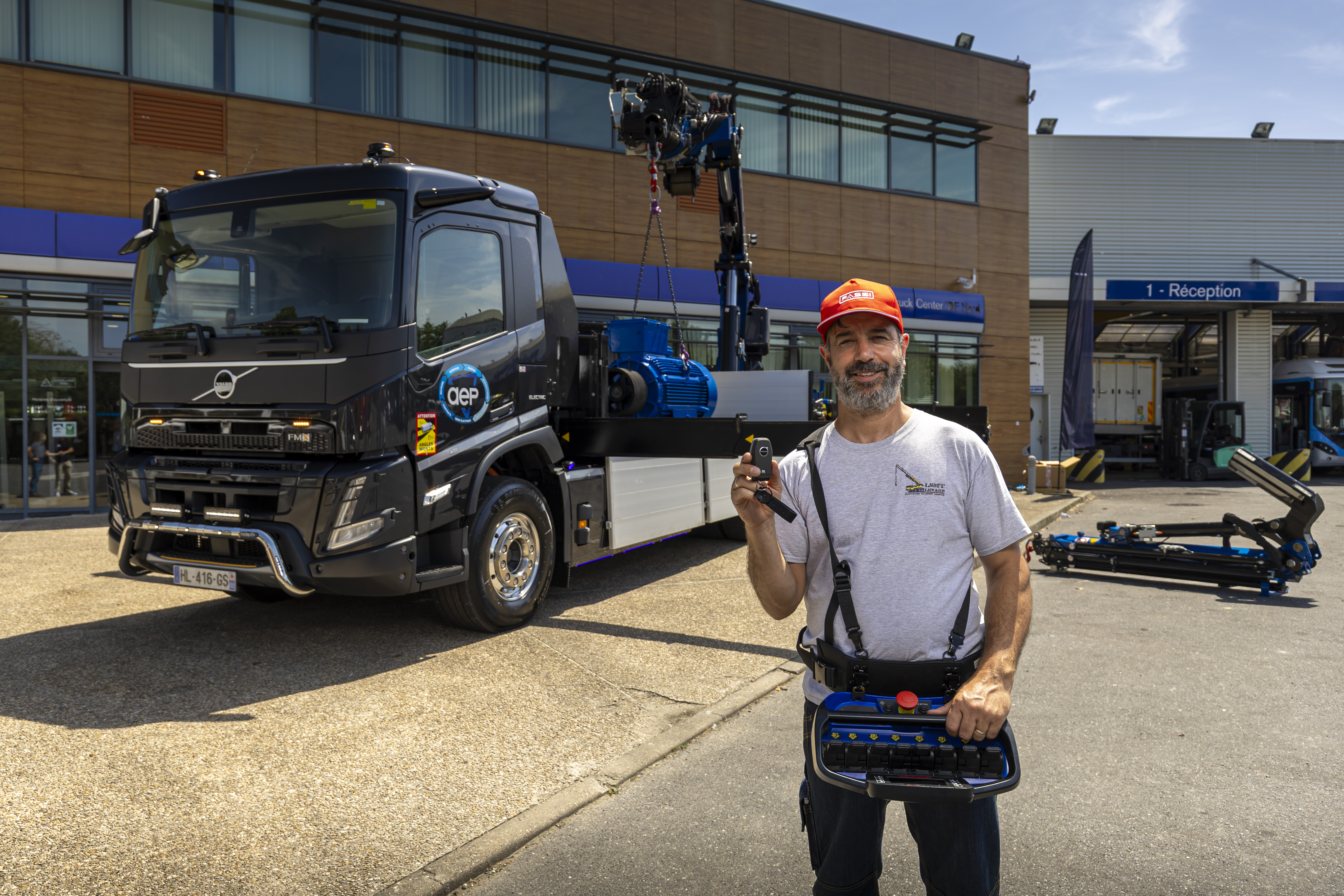 Un FMX Electric 32 tonnes équipé de la plus puissante grue Fassi