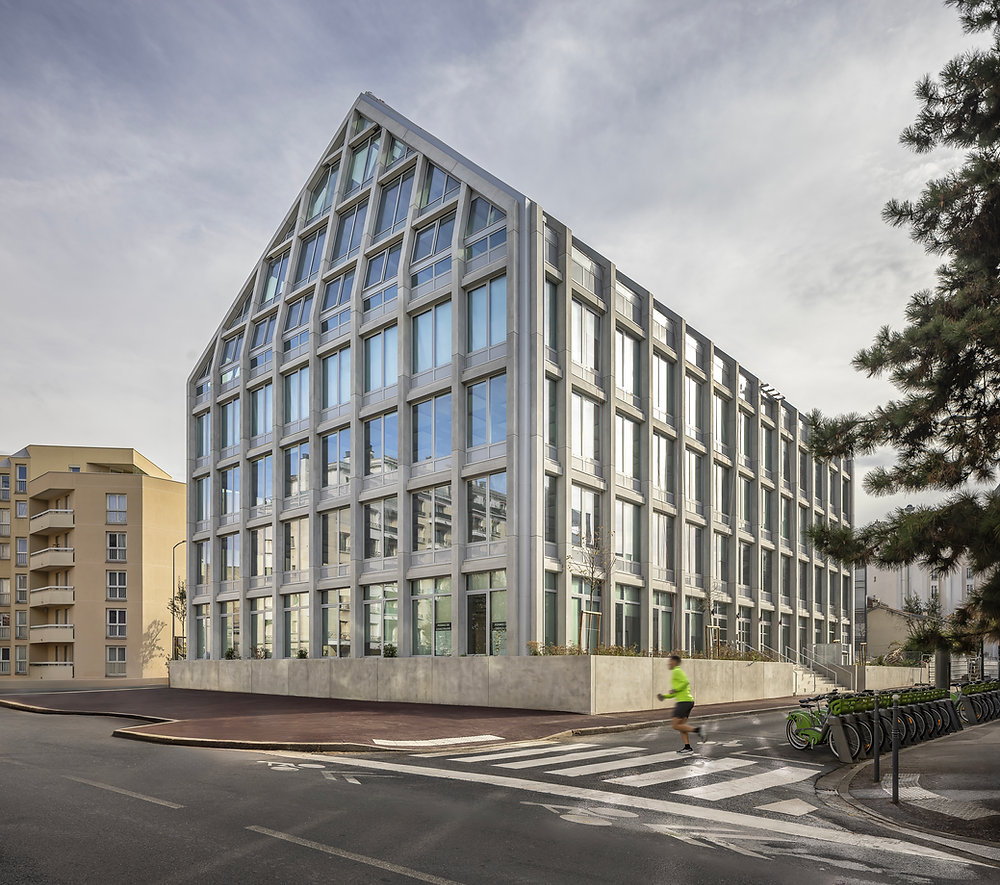 Spotlight : une villa urbaine comme bureau à Issy-les-Moulineaux