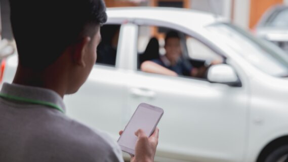UE : adoption du projet de directive visant les travailleurs des plateformes numériques 