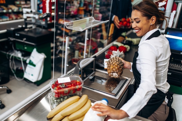 Caissière souriante dans un supermarché
