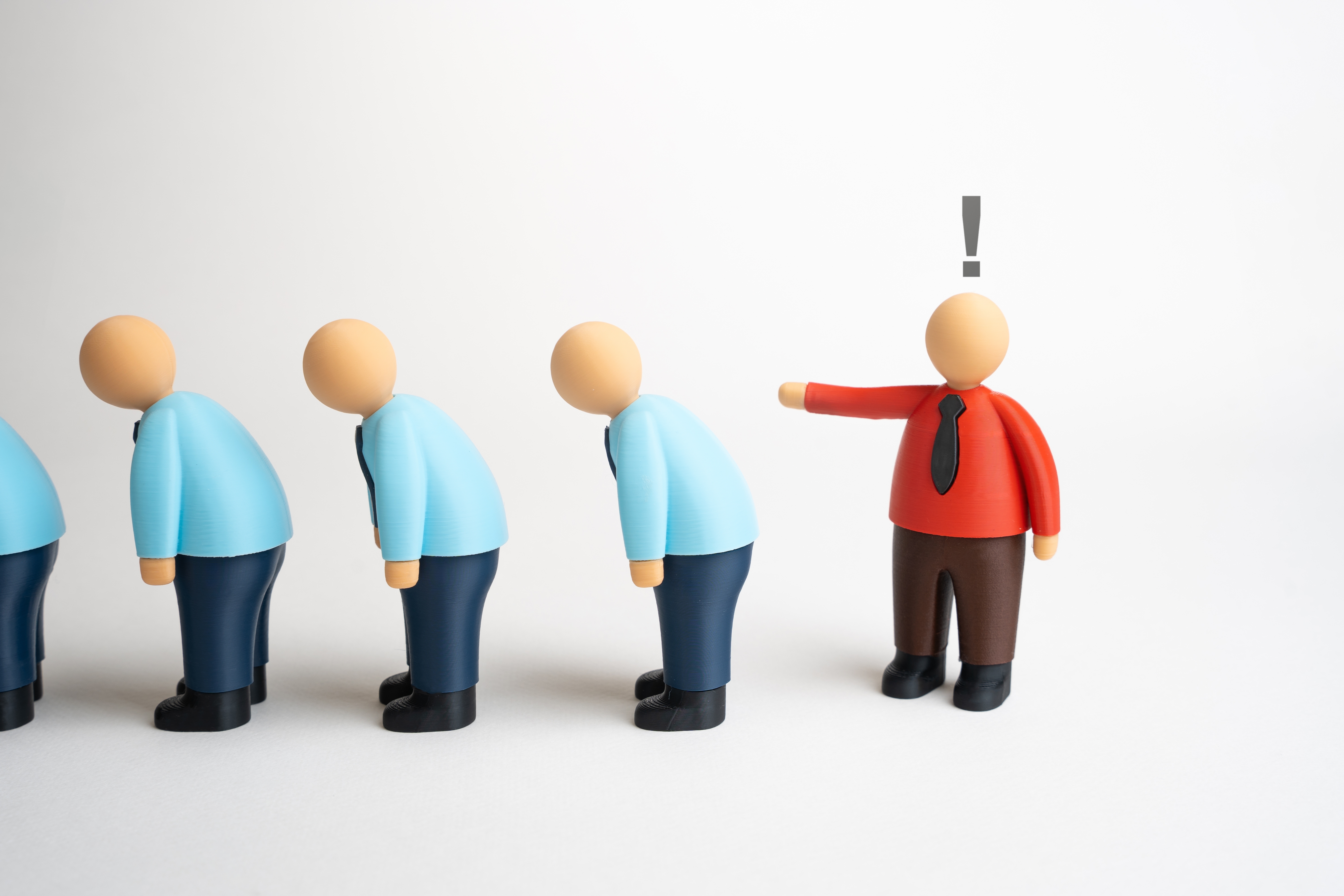 des salariés en bleu et en ligne se font licencier par un patron en rouge