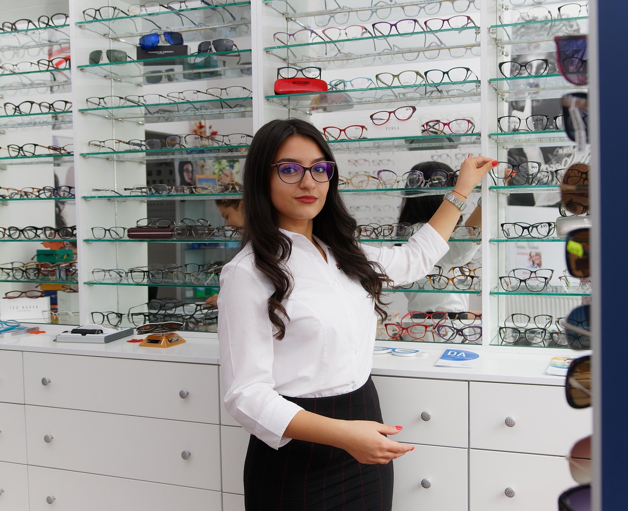 Femme devant un linéaire de lunette