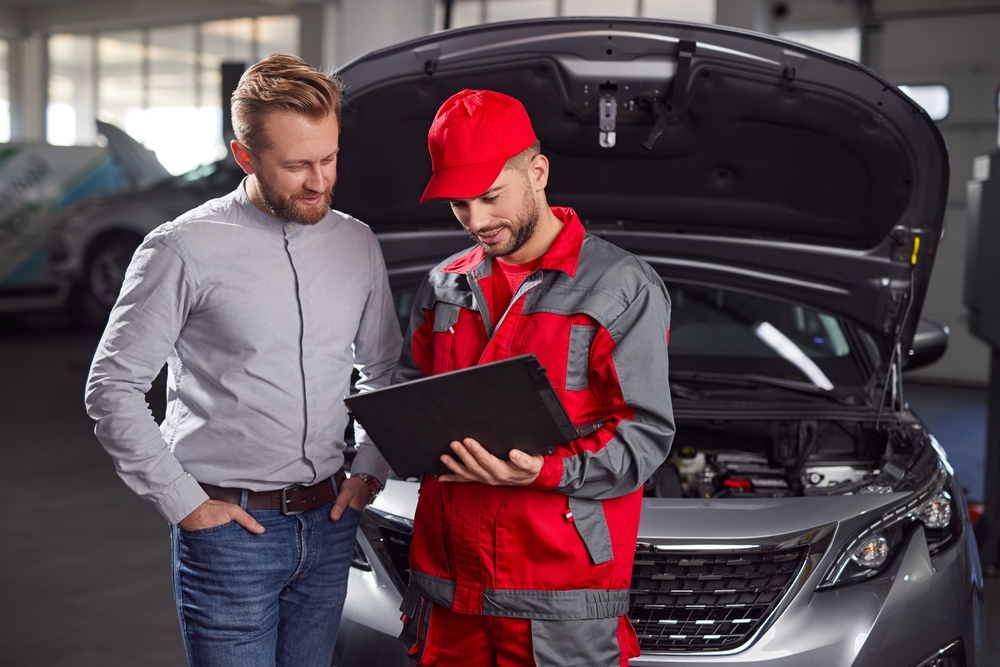Un mécanicien et un client dans un garage