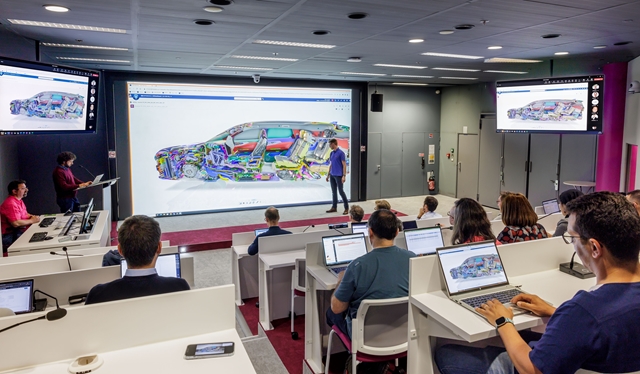 Conception d'un véhicule au Centre de simulation de conduite et de simulation immersive ©Renault Group