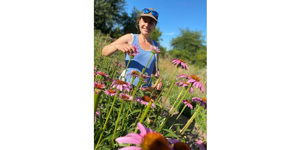 Photo de caroline Porteau, apicultrice biologique dans les Ardennes