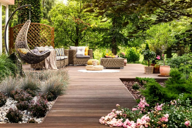 Revêtement de terrasse : bois, composite, grès cérame… choisir le bon matériau selon l’usage, l’entretien et le budget réel