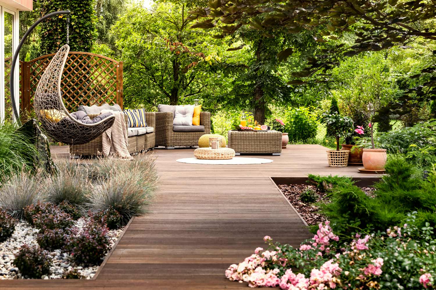 Revêtement de terrasse : bois, composite, grès cérame… choisir le bon matériau selon l’usage, l’entretien et le budget réel
