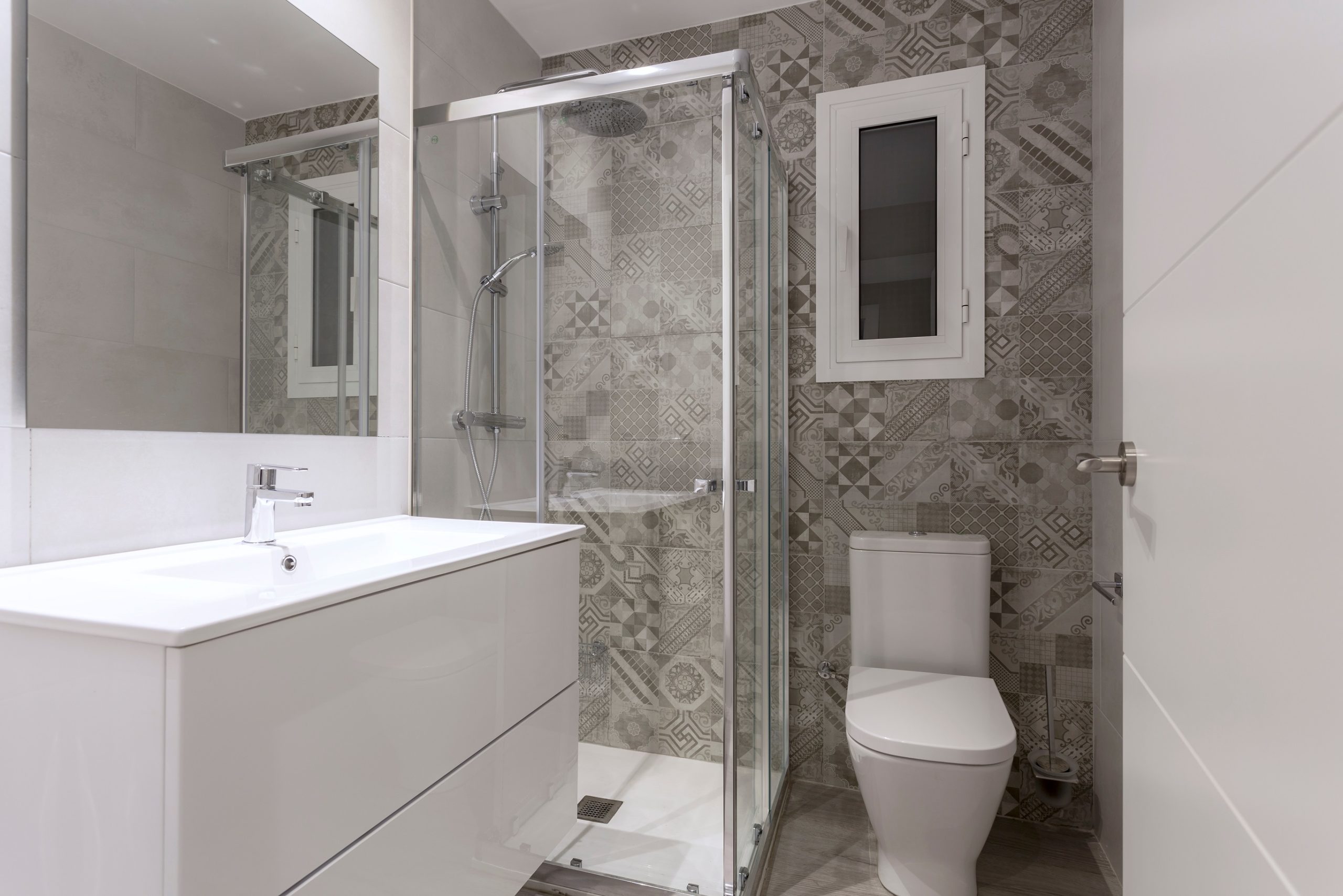 Comment agrandir visuellement une petite salle de bain ?