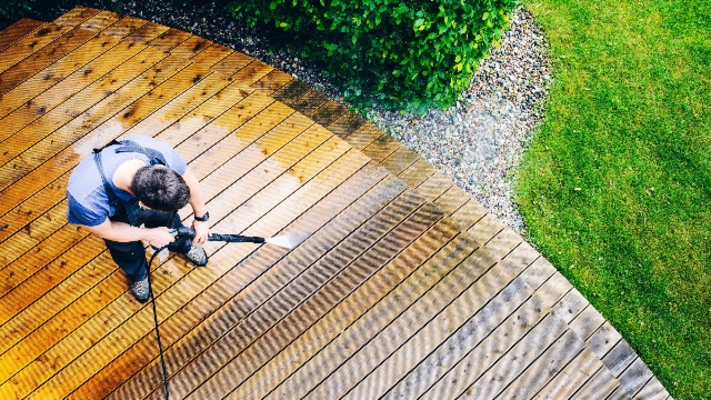 Comment nettoyer une terrasse : les meilleures méthodes